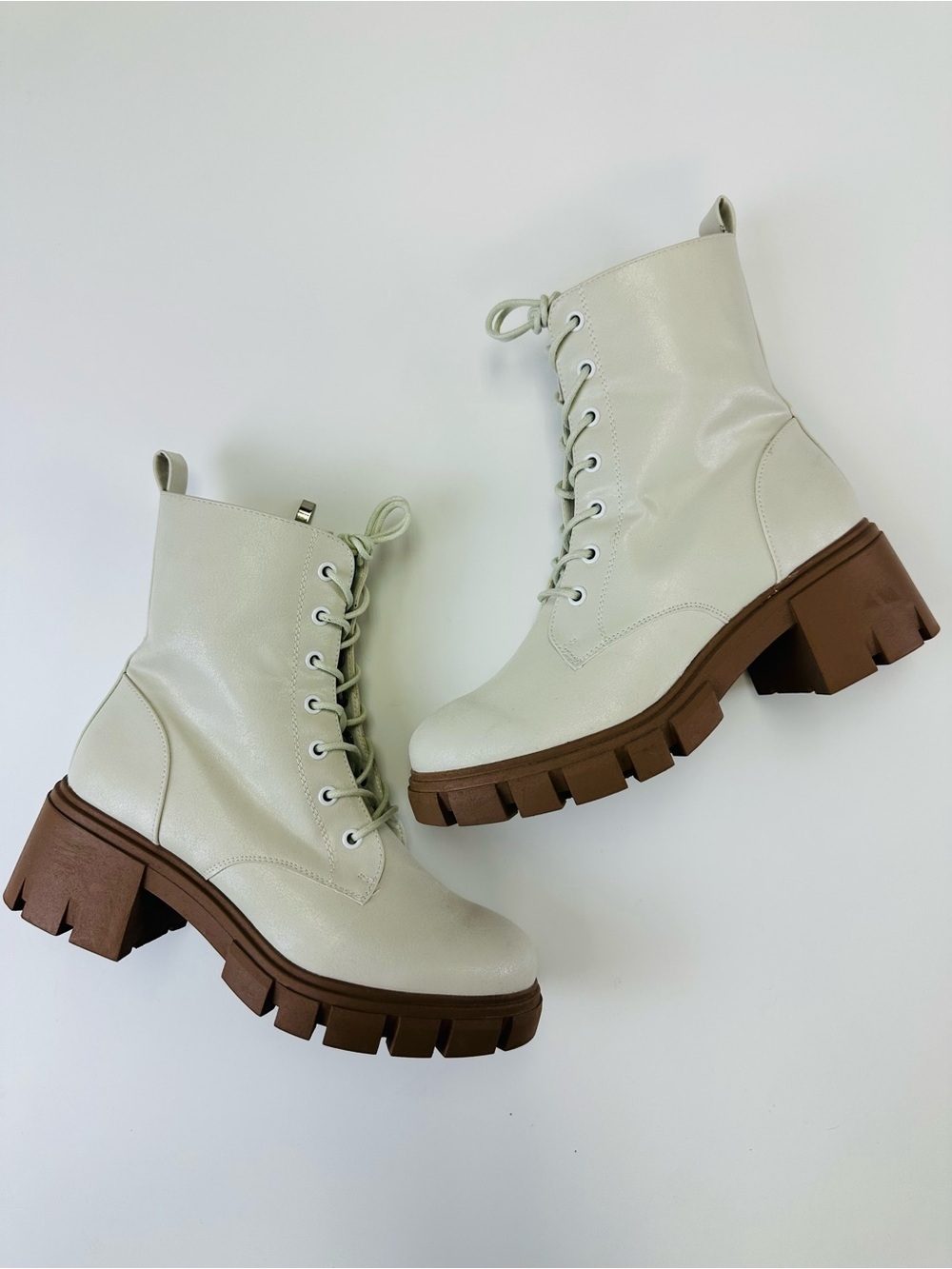 Dirty Laundry Combat Boots Bone Ecru Lug Heel Lace Up Size 7.5 NWOB